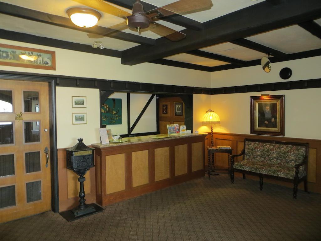 Quality Inn Waddling Dog Saanichton Exterior foto