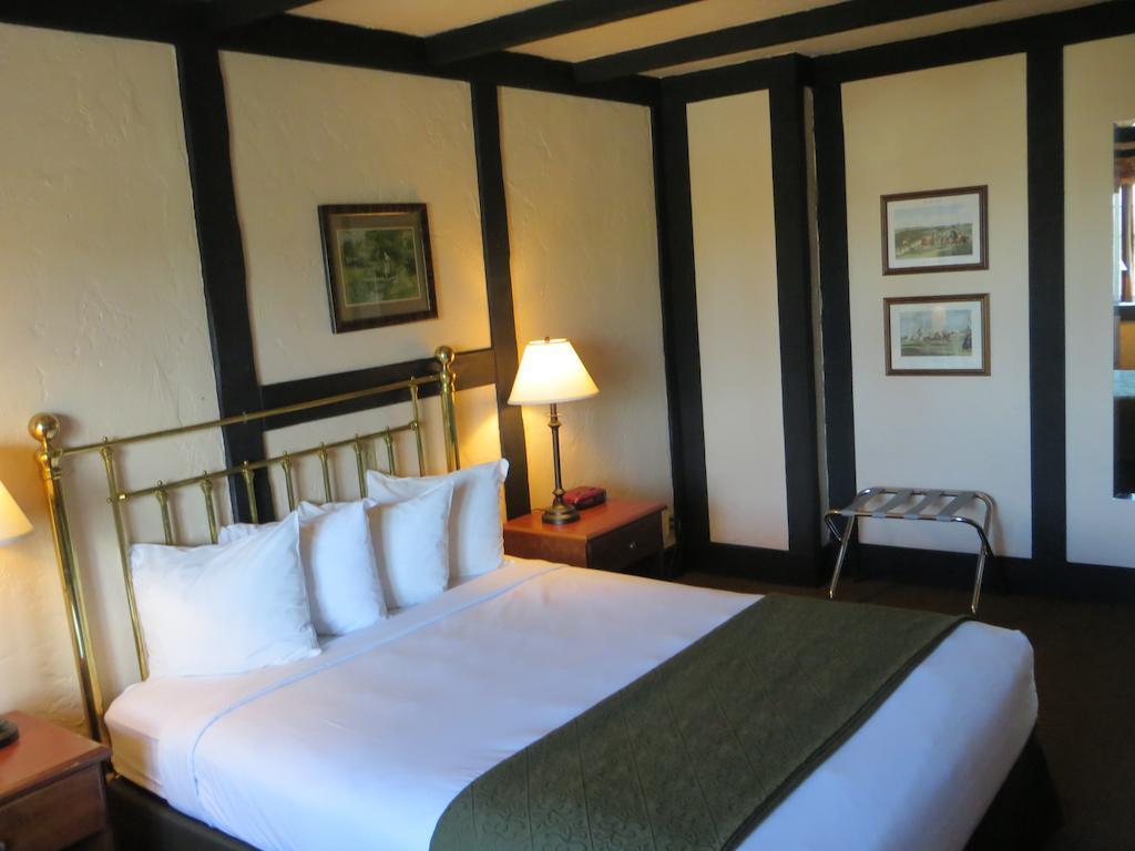 Quality Inn Waddling Dog Saanichton Exterior foto