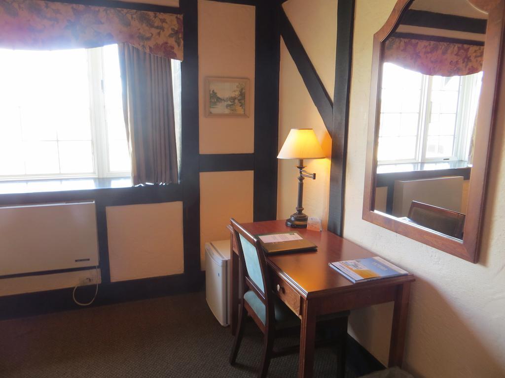 Quality Inn Waddling Dog Saanichton Exterior foto